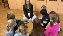 Kreisschülersprecherin Marie Sievers mit Kindern aus dem Mach-Mit-Kongress